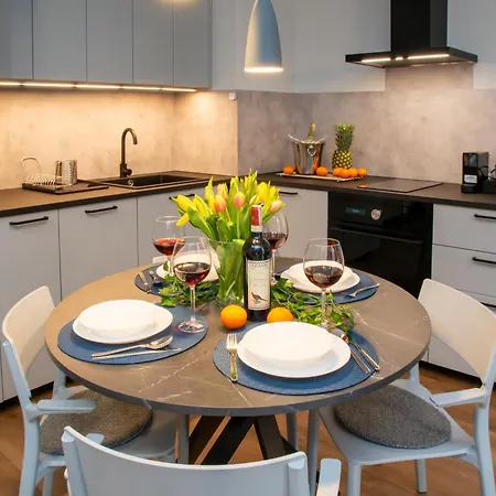 Maya's Flats & 51 - Aura 40